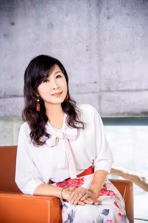 唱紅八點檔主題曲,69歲凍齡嬤被譽嘉義白嘉莉背景遭起底,坐擁80間美髮分店,客人全是巨星