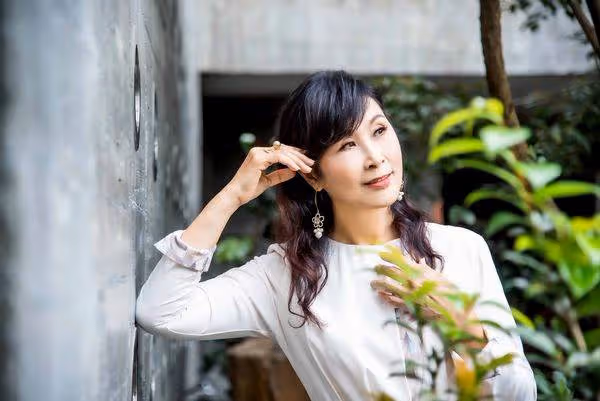 唱紅八點檔主題曲,69歲凍齡嬤被譽嘉義白嘉莉背景遭起底,坐擁80間美髮分店,客人全是巨星