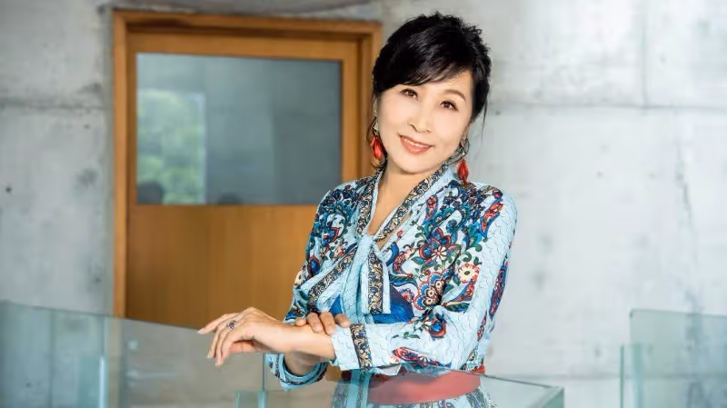 唱紅八點檔主題曲,69歲凍齡嬤被譽嘉義白嘉莉背景遭起底,坐擁80間美髮分店,客人全是巨星