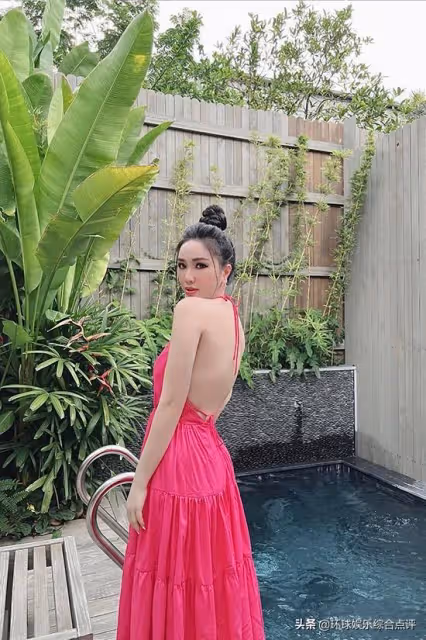 Thuy Diem旅行時穿著粉紅色露背弔帶裙,美極了