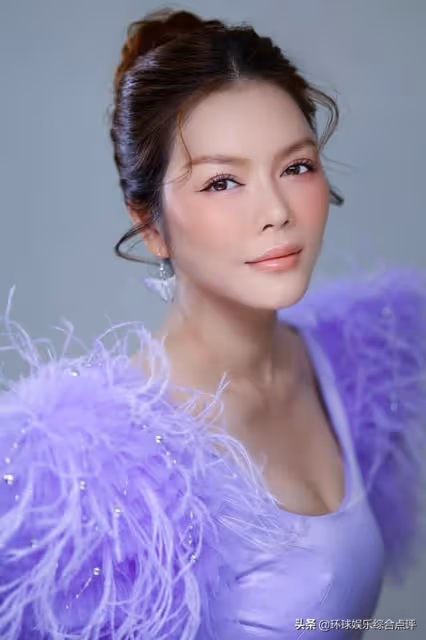 Thuy Diem旅行時穿著粉紅色露背弔帶裙,美極了