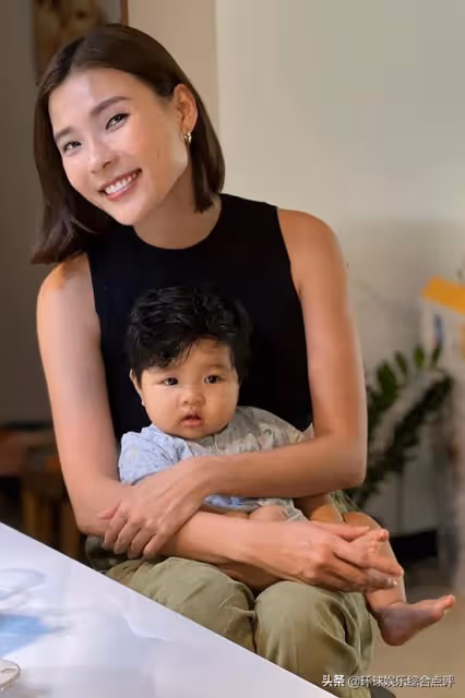 Thuy Diem旅行時穿著粉紅色露背弔帶裙,美極了