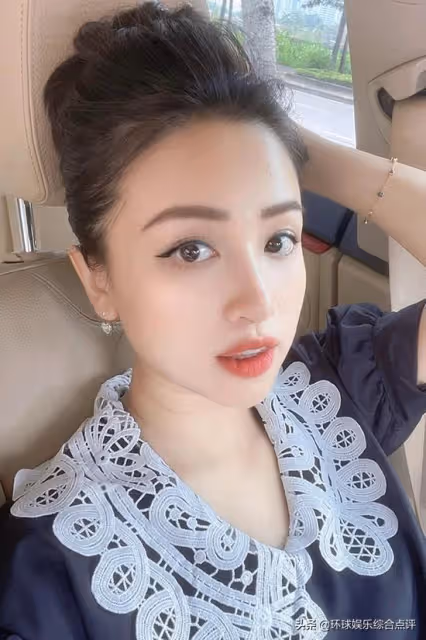 Thuy Diem旅行時穿著粉紅色露背弔帶裙,美極了