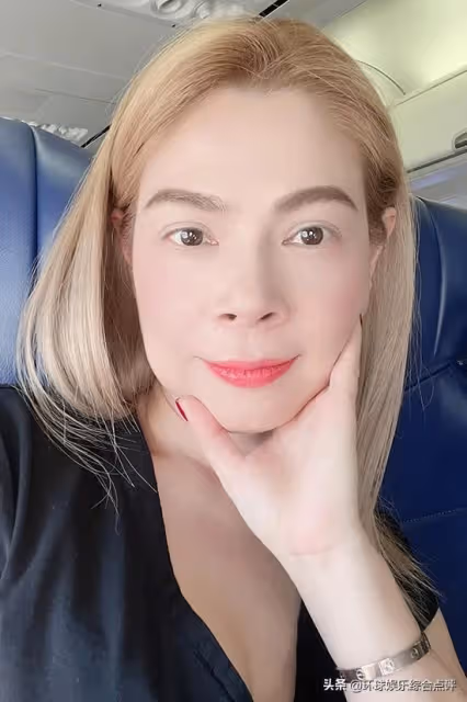 Thuy Diem旅行時穿著粉紅色露背弔帶裙,美極了