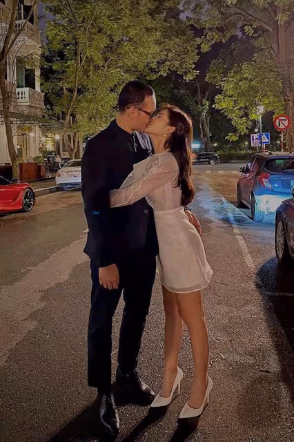Thuy Diem旅行時穿著粉紅色露背弔帶裙,美極了