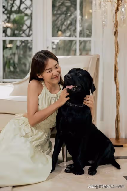 Thuy Diem旅行時穿著粉紅色露背弔帶裙,美極了