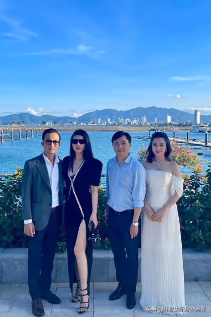 Thuy Diem旅行時穿著粉紅色露背弔帶裙,美極了