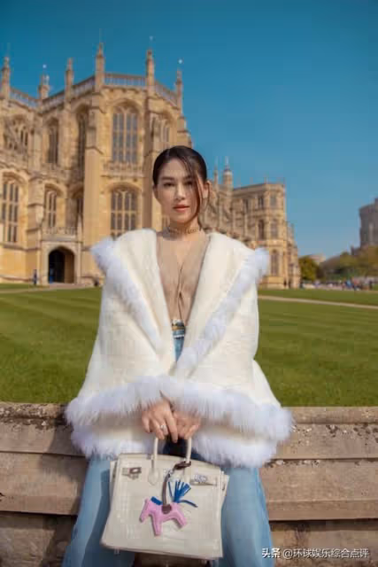 Thuy Diem旅行時穿著粉紅色露背弔帶裙,美極了