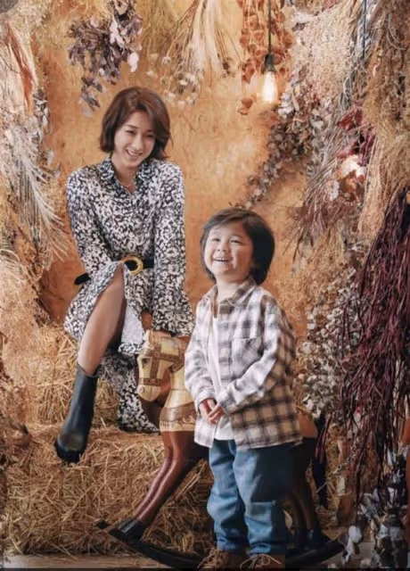 鍾嘉欣罕見曬18歲選美照!自曝純素顏亮相,三點式造型超吸睛
