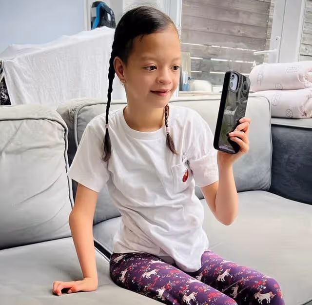 突發!香港知名女星一家四口確診,大女兒患基因疾病連續高燒兩天