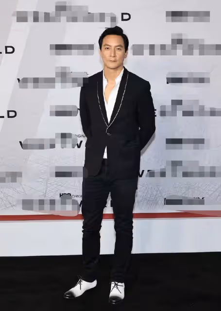 吳彥祖一家亮相首映禮,皮膚鬆弛頭髮濃密,女兒紅髮亮眼顏值隨媽