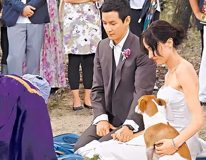 吳彥祖一家亮相首映禮,皮膚鬆弛頭髮濃密,女兒紅髮亮眼顏值隨媽