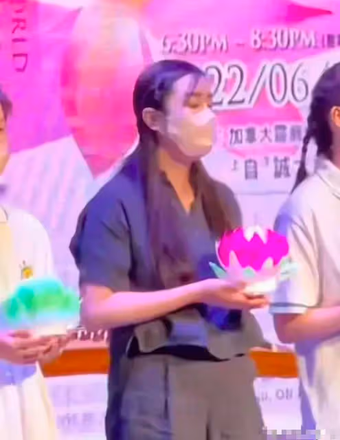 王祖賢近照美人感消失殆盡，彎腰駝背身材臃腫，面目全非一言難盡