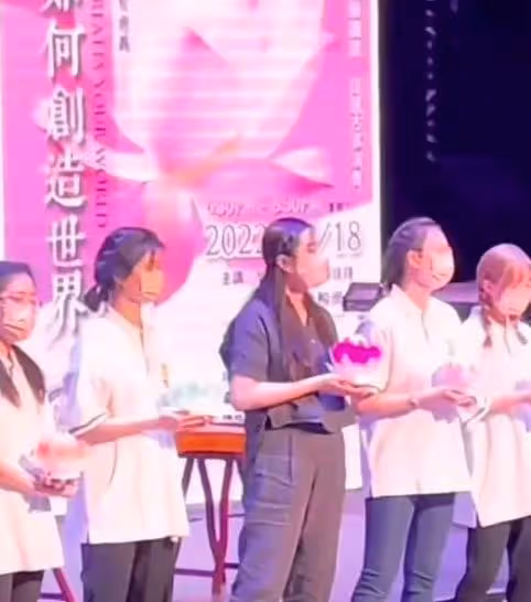 王祖賢近照美人感消失殆盡，彎腰駝背身材臃腫，面目全非一言難盡