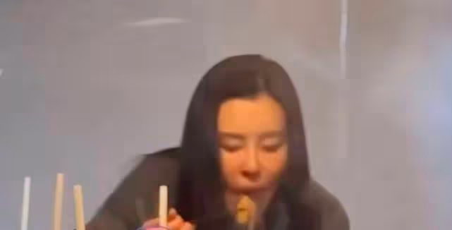 王祖賢近照美人感消失殆盡，彎腰駝背身材臃腫，面目全非一言難盡