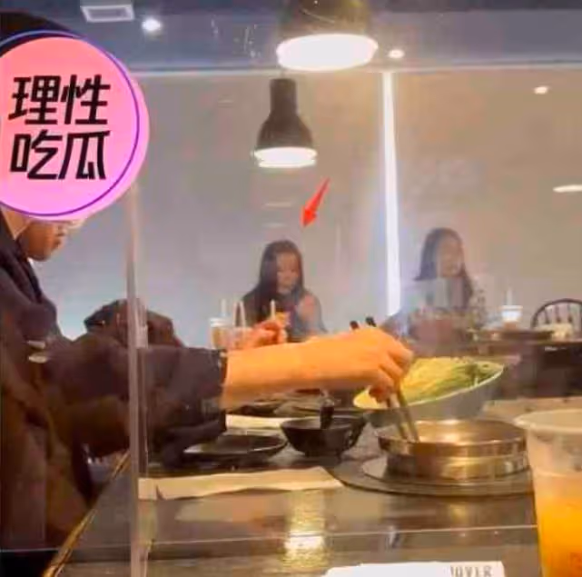 王祖賢近照美人感消失殆盡，彎腰駝背身材臃腫，面目全非一言難盡
