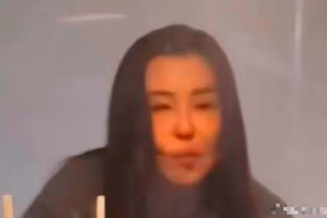 王祖賢近照美人感消失殆盡，彎腰駝背身材臃腫，面目全非一言難盡
