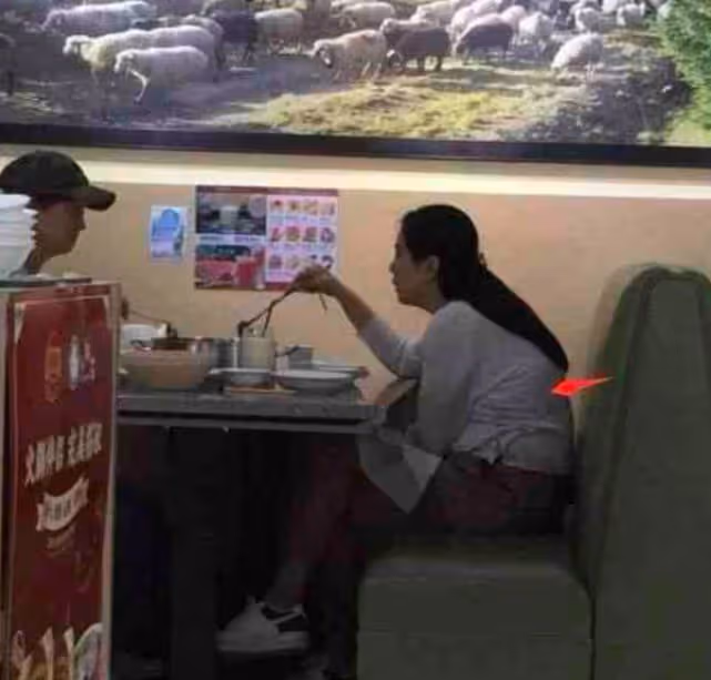 王祖賢近照美人感消失殆盡，彎腰駝背身材臃腫，面目全非一言難盡
