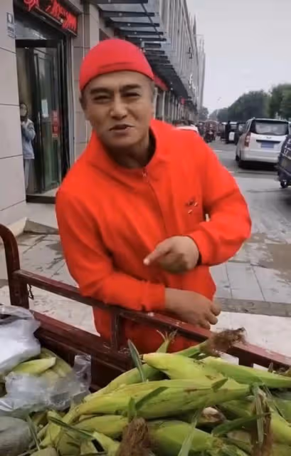 無天佛祖街頭擺攤賣玉米,接不到戲便在家務農,山中老家很破舊!