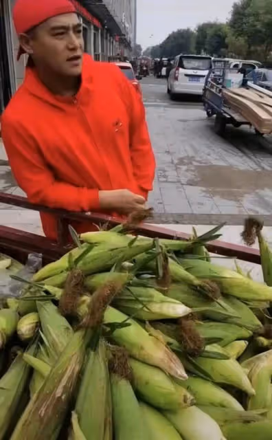 無天佛祖街頭擺攤賣玉米,接不到戲便在家務農,山中老家很破舊!