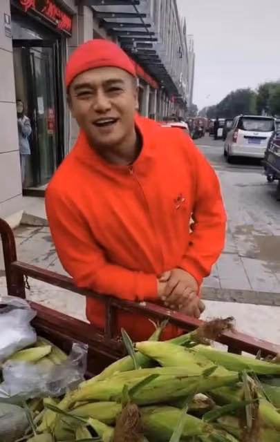 無天佛祖街頭擺攤賣玉米,接不到戲便在家務農,山中老家很破舊!