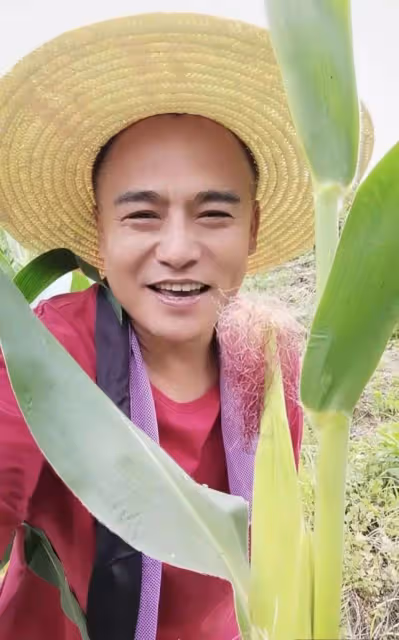 無天佛祖街頭擺攤賣玉米，接不到戲便在家務農，山中老家很破舊！