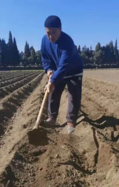 無天佛祖街頭擺攤賣玉米，接不到戲便在家務農，山中老家很破舊！