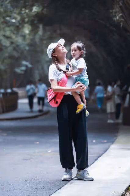 應采兒帶倆兒子夏日出遊,曬HOHO超萌正面