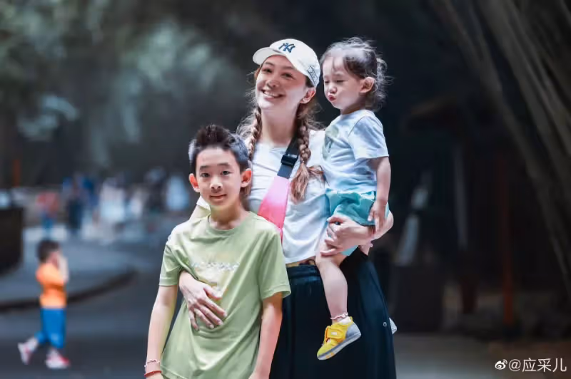 應采兒帶倆兒子夏日出遊,曬HOHO超萌正面