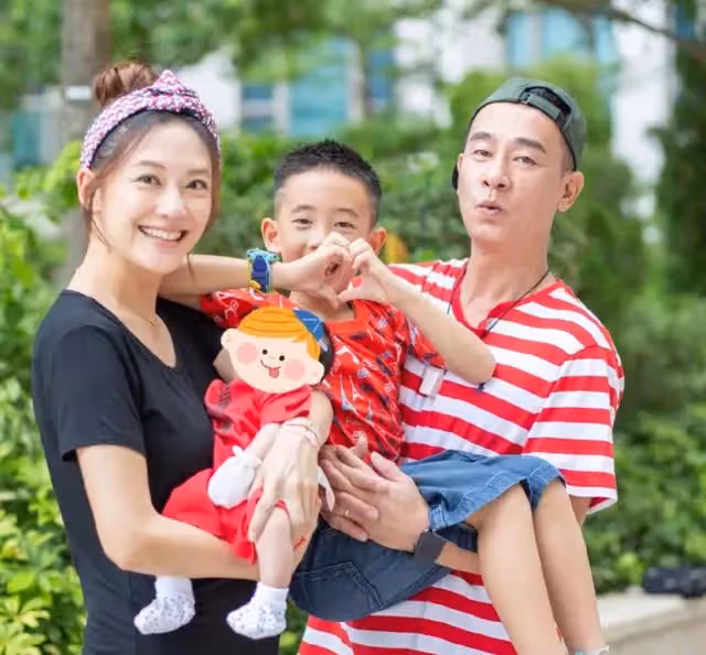 應采兒帶倆兒子夏日出遊,曬HOHO超萌正面