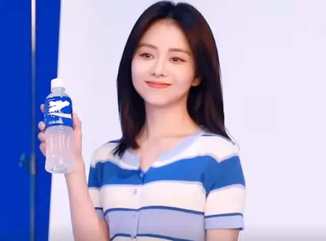 32歲譚松韻拍廣告，生圖臉小、又瘦又白，和20歲女生同框完全不輸！
