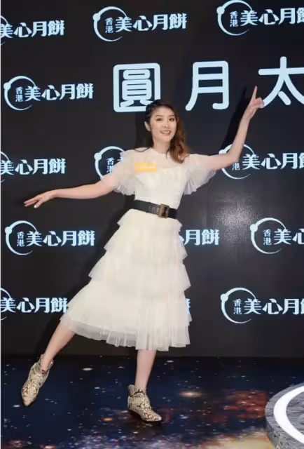陳慧琳近照曝光,穿白色紗裙簡潔大方,滿滿的精緻感非常減齡,網友:一點都不俗氣