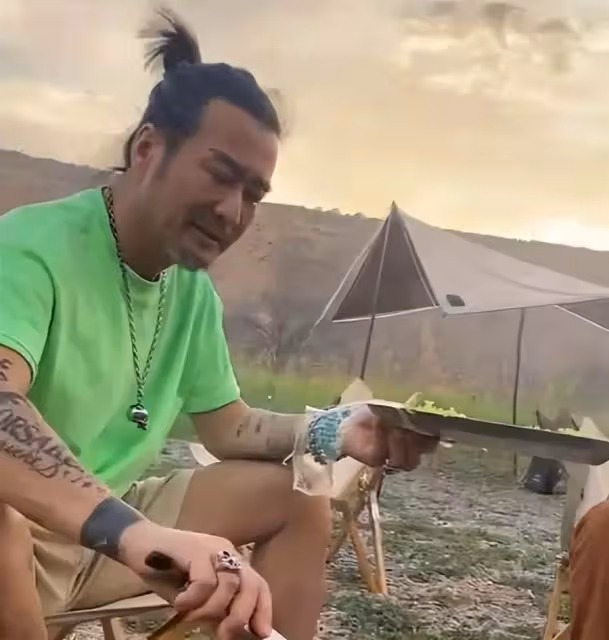 58歲著名港星定居寧夏！開千萬豪車出行，鬍子花白笑容滿面，甘心褪去光環，從此做個「素人」