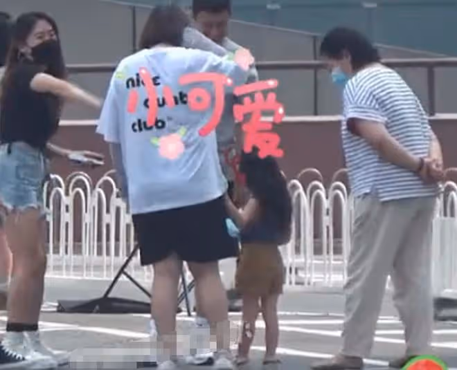 高圓圓與愛女罕同框，3歲女兒長發飄飄身高優越，搖頭晃腦超可愛