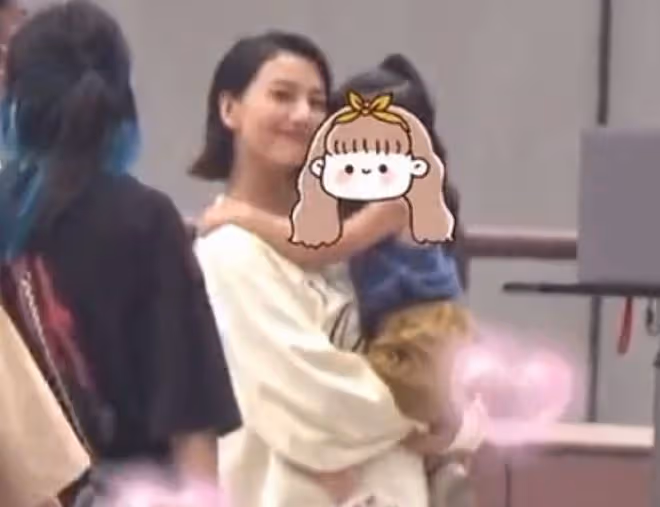 高圓圓與愛女罕同框，3歲女兒長發飄飄身高優越，搖頭晃腦超可愛