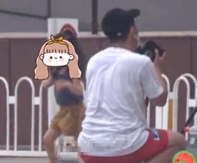 高圓圓與愛女罕同框，3歲女兒長發飄飄身高優越，搖頭晃腦超可愛