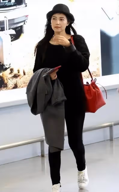 高圓圓與愛女罕同框,3歲女兒長發飄飄身高優越,搖頭晃腦超可愛