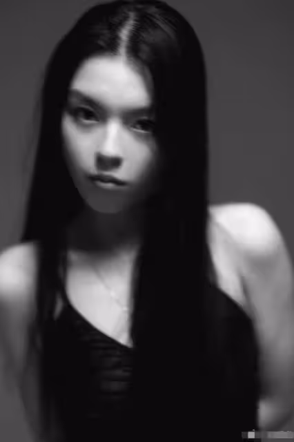 李詠女兒曬黑白美照,打扮成熟眼神犀利太像爸,定居美國生活優渥