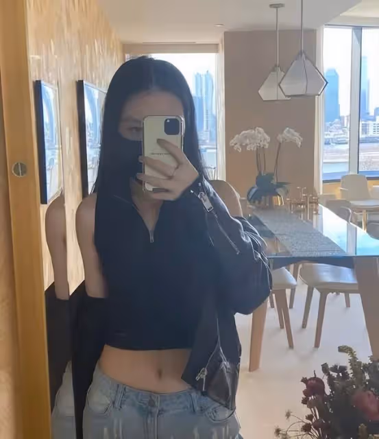 李詠女兒曬黑白美照，打扮成熟眼神犀利太像爸，定居美國生活優渥