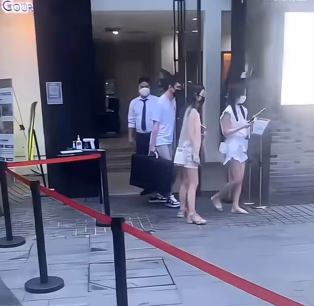 34歲王思聰被網友偶遇,穿價值80萬的球鞋,為女友拎包顯紳士風度