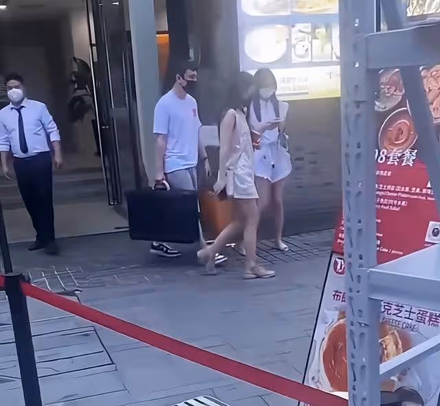 34歲王思聰被網友偶遇,穿價值80萬的球鞋,為女友拎包顯紳士風度