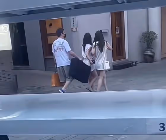 34歲王思聰被網友偶遇,穿價值80萬的球鞋,為女友拎包顯紳士風度