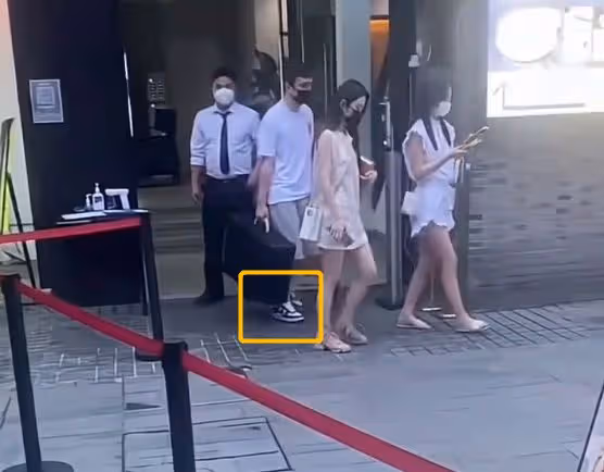 34歲王思聰被網友偶遇,穿價值80萬的球鞋,為女友拎包顯紳士風度