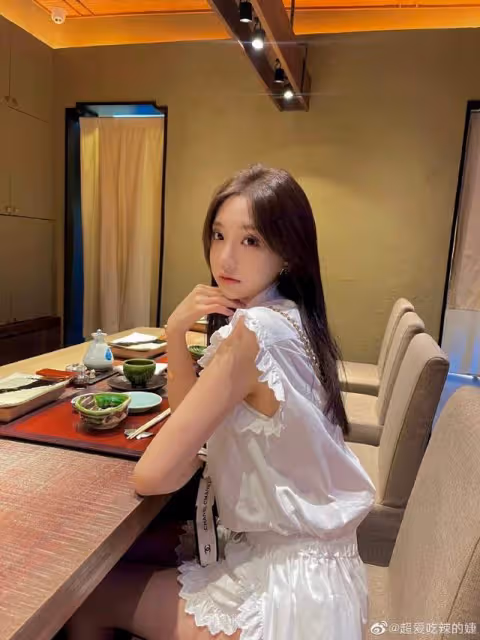 34歲王思聰被網友偶遇,穿價值80萬的球鞋,為女友拎包顯紳士風度