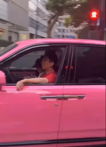 34歲王思聰被網友偶遇,穿價值80萬的球鞋,為女友拎包顯紳士風度
