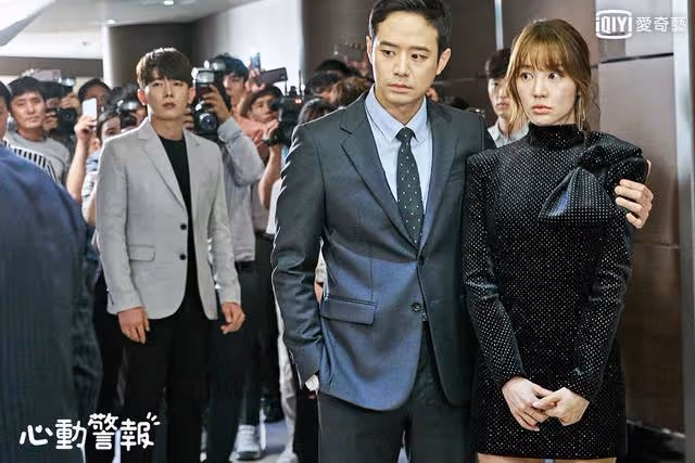 僵臉豐唇尹恩惠急甩20斤消失5年復出被群嘲,她換了一隻唇膏而已
