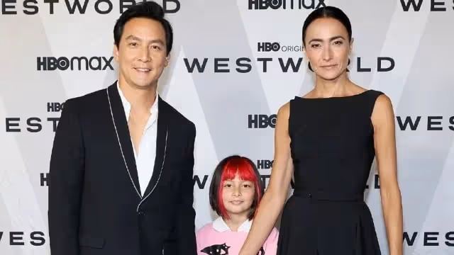 吳彥祖帶妻女走紅毯　女兒挑染紅髮超搶鏡！