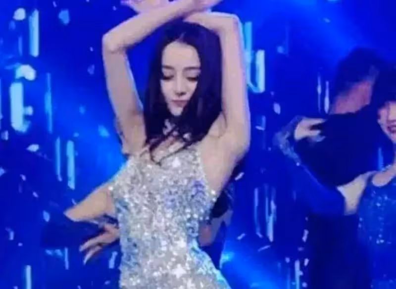 6年前的迪麗熱巴有多青澀? 當關掉10級美顏後, 楊冪真是撿到寶了