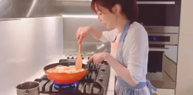 走進「甜心教主」王心凌的家:甜而不膩的奶油風,自帶溫柔濾鏡,做飯健身遛狗,一個人很自在