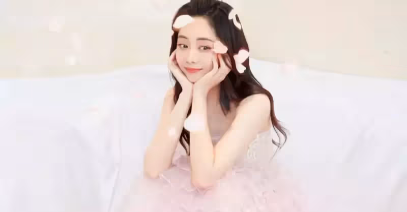 真正時髦的人都在穿粉色，尤其是穿上花瓣裙的譚松韻，美成仙女了！